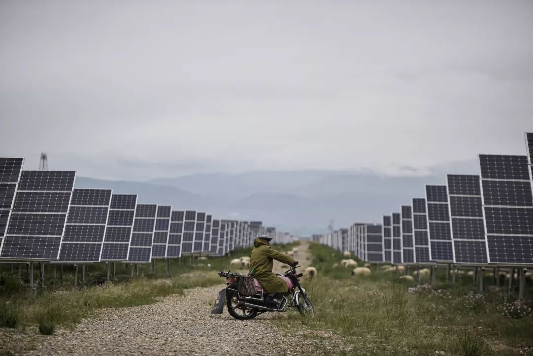 光伏技術(shù)可以將太陽輻射直接轉(zhuǎn)換為清潔的電能，成為了人們研究的熱點以及產(chǎn)業(yè)布局的重點
